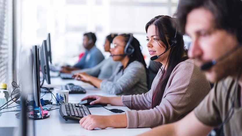 Das Ford Pro Support-Team in einem Büro unterstützt bei der Einrichtung des Plug-in-Geräts.
