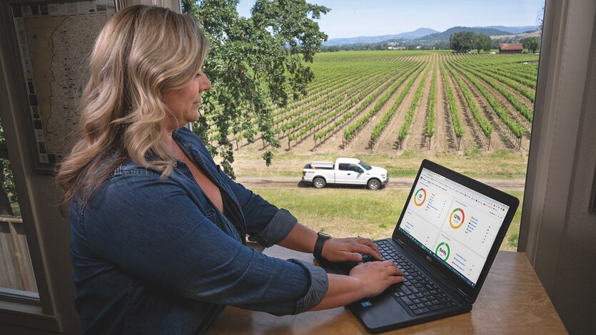 Femme utilisant le tableau de bord des informations de flotte accessible via Ford Pro Telematics
