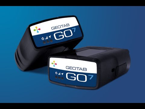 To Geotab GO7 telematikk-enheter for sporing av kjøretøydata, vist på en blå bakgrunn