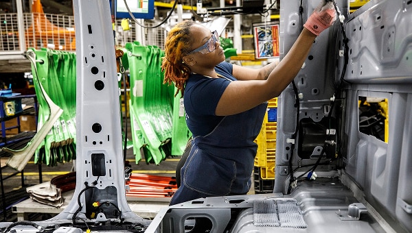Techniker arbeitet an Ford Fahrzeug-Innenrahmen während Umbau