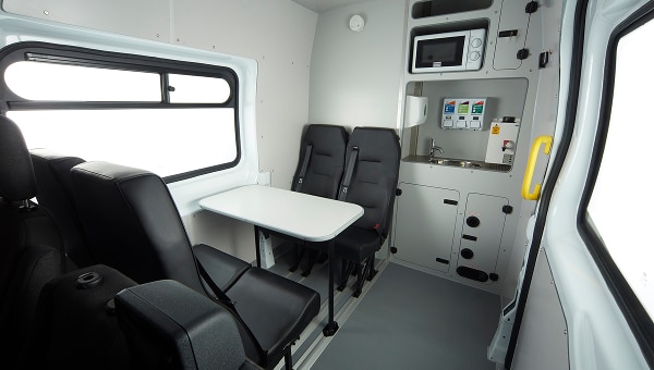 Interieur Ford Welfare Van met stoelen en voorzieningen