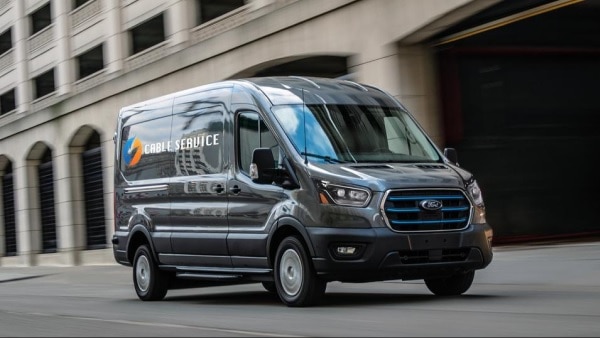 Une camionnette E-Transit convertie circule dans une rue de la ville.
