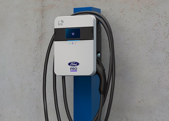 Borne de recharge CA Ford Pro de 80 A de série 2 présentée avec un camion Ford F-150 Lightning blanc.