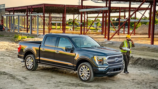 Un camion comercial modifié roulant sur un chantier de construction.