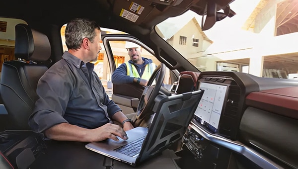 Vue intérieure d'un camion commercial.