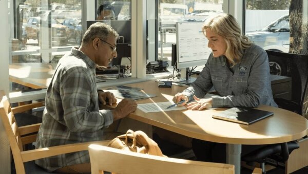 A fleet manager discussing financing with a Ford Pro FinSimple specialist.