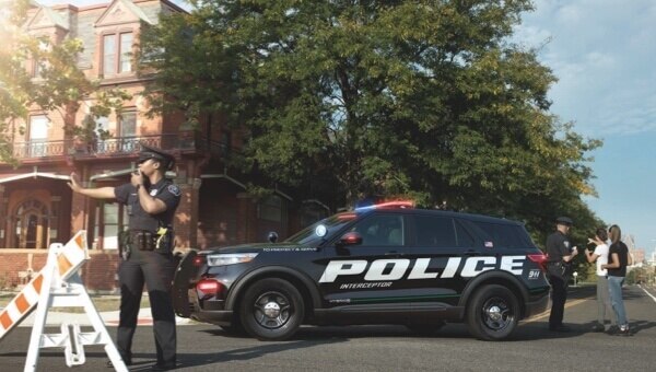 Une voiture de police hybride garée dans la rue.