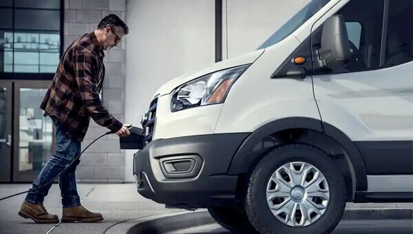 Un gestionnaire de parc qui branche son véhicule Transit à une borne de recharge.