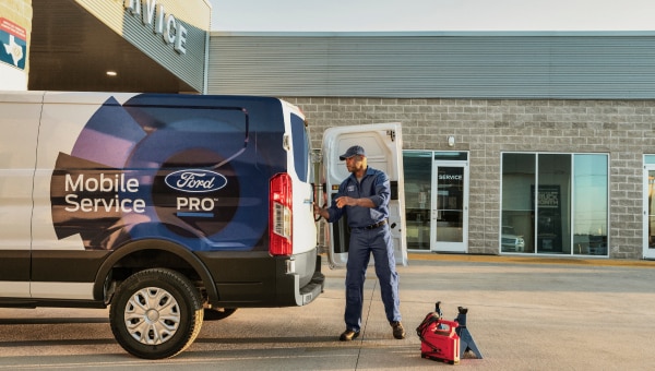 Un technicien Ford sort des outils d’une fourgonnette de service mobile