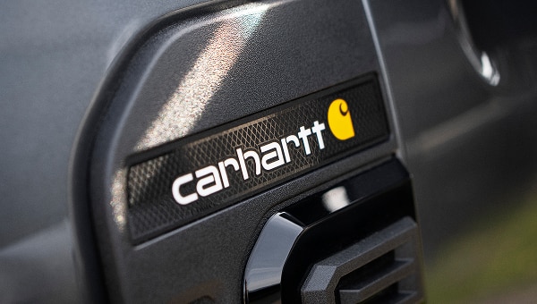 Gros plan sur le monogramme de l’aile orné du logo Carhartt.