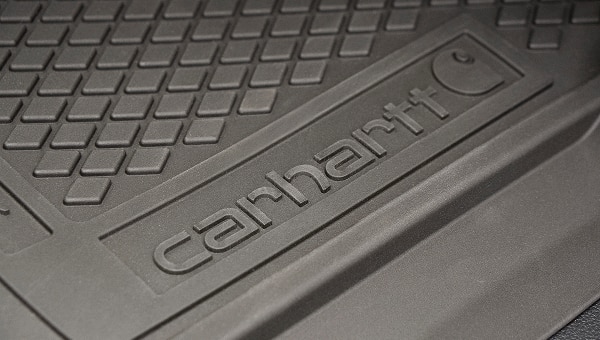 Gros plan sur le tapis toutes saisons durable orné du logo Carhartt.