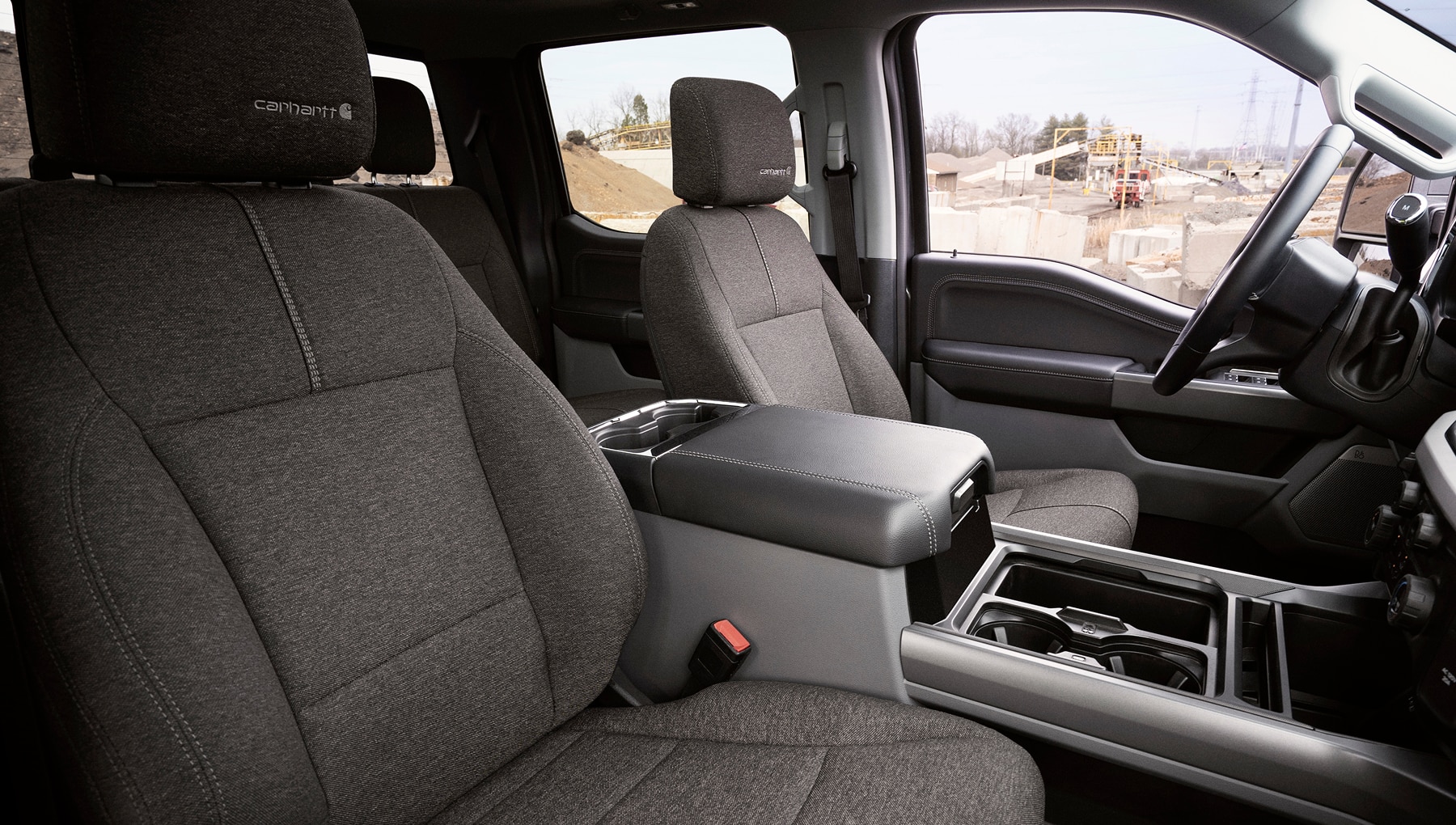 Avant de la cabine du Super Duty montrant les sièges et les appuie-tête durables signés Carhartt.