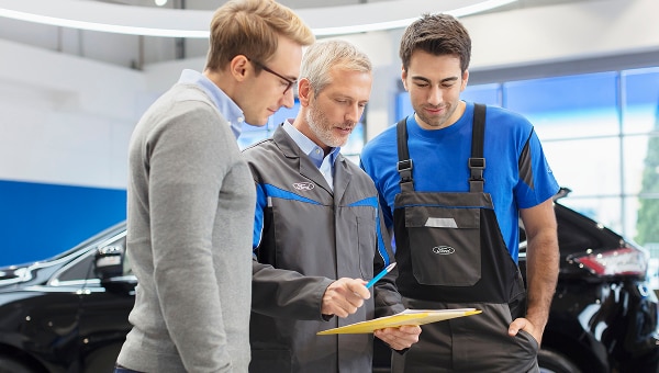 Mitglieder des Ford-Teams bei der Durchsicht von Dokumenten in einem Service-Center