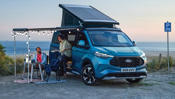 Ford Transit Custom Nugget obytný vůz s výklopnou střechou na kempu.