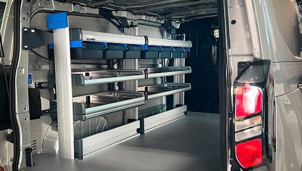 Ford Transit Transporter Umbau mit eingebauten Gestellen und Lagerregalen