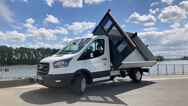 Ford Transit Kipper-LKW entlädt Materialien auf Baustelle