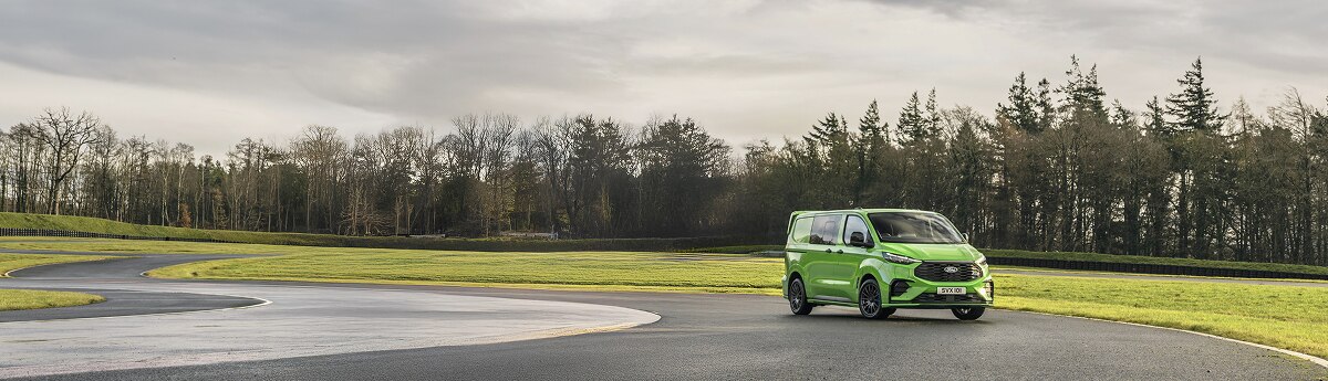Ford Pro One Stop Shop køretøjssortiment med grøn Transit på testbane.