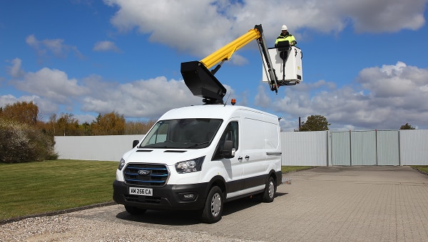 Ford Transit con plataforma elevadora aérea para trabajo en altura