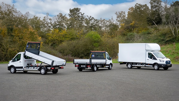 Gama Ford Transit incluyendo volquetes y conversiones furgoneta Luton