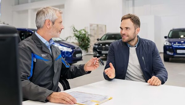 Réunion du client avec le conseiller Ford Pro pour des options de financement