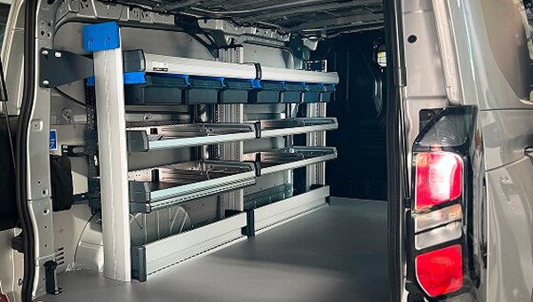 Conversione Ford Transit con rastrelliere integrate e scaffali di stoccaggio