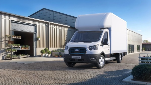 Un furgone Transit Luton Box parcheggiato davanti al garage.