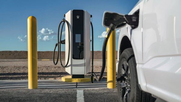 Estación de carga para vehículos eléctricos Ford con bolardos de protección.
