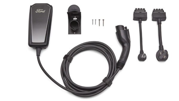 Kit de cables de carga para vehículos eléctricos Ford, que incluye un mango de carga con cable integrado, soporte de montaje, cuatro tornillos y dos adaptadores de corriente.