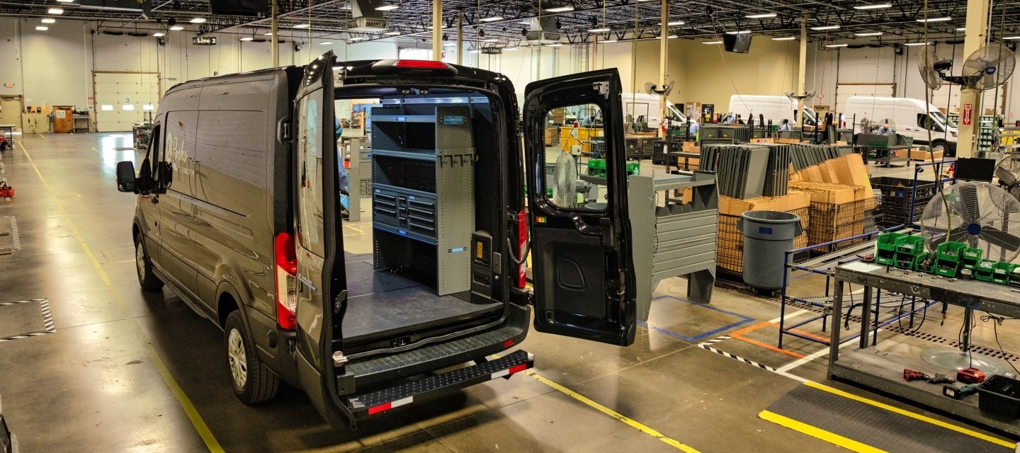 Ford E-Transit con interior organizado en fábrica.