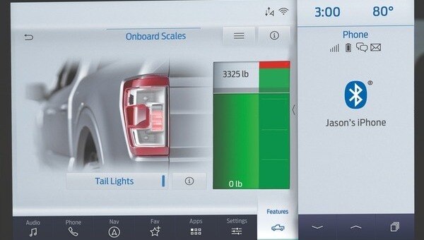La pantalla central de una Ford Super Duty F-250 muestra la función Onboard Scales y un teléfono conectado por Bluetooth.