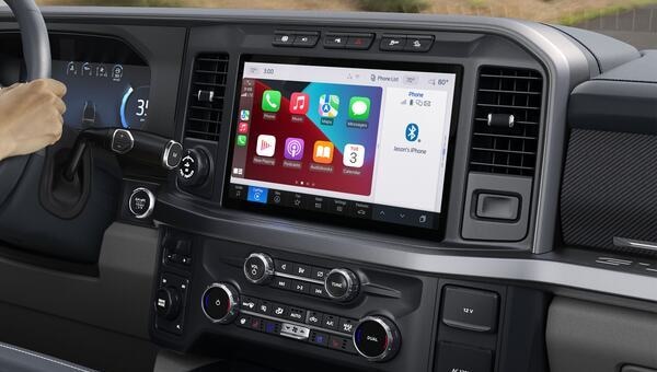 Interior de una Ford Super Duty con una pantalla táctil central mostrando Apple CarPlay y un panel de instrumentos digital