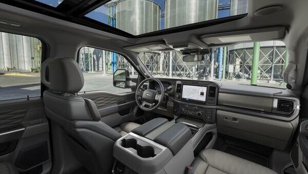 Interior de Ford Super Duty con techo panorámico, asientos de cuero y pantalla central grande.