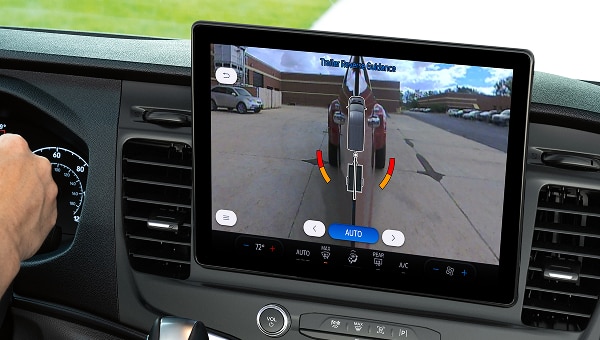 Pantalla táctil central de Ford Transit Chasis mostrando la guía de reversa para remolque, con la vista de la cámara trasera y asistencia visual.