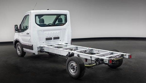 Ford Transit Chasis Cab blanco, vista trasera.