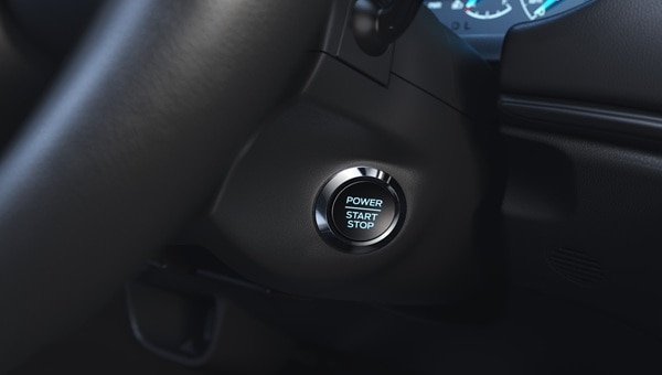Primer plano del botón de encendido y apagado 'Power Start Stop' en el tablero de la Ford Transit Chasis.