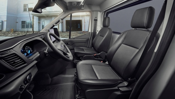 Interior de Ford Transit con asientos y salpicadero.