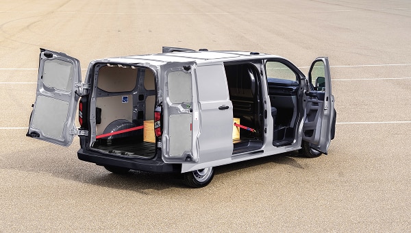 Ford Transit Custom 2026 de carga con puertas abiertas, mostrando su capacidad.
