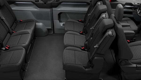 Interior de Ford Transit Custom Tourneo 2026 con asientos flexibles.