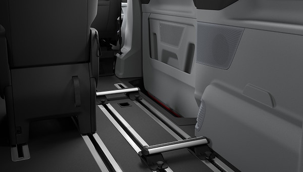Interior de Ford Transit Custom Tourneo 2026 con rieles de suelo para asientos modulares.