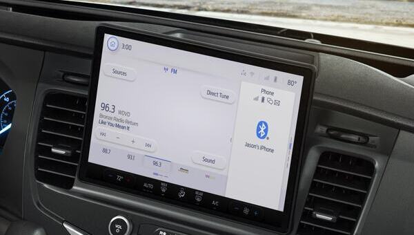 Gran pantalla táctil SYNC 4 de 12 pulgadas en el tablero de Transit mostrando infoentretenimiento.
