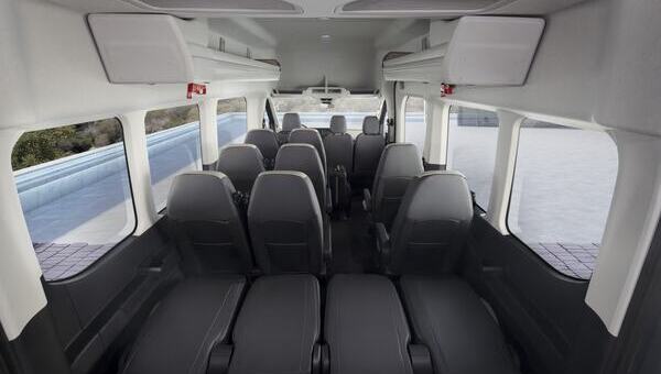 Interior de Transit de pasajeros con múltiples filas de asientos y ventilación.