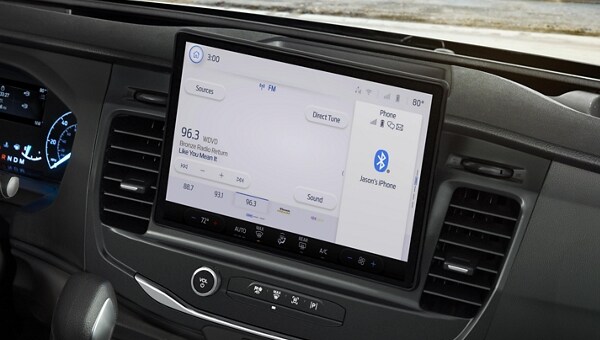 Pantalla táctil de infoentretenimiento de Ford Transit Van mostrando radio y conexión Bluetooth.