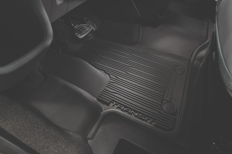 Tapete de goma de Ford Transit con la marca ''TRANSIT'' visible.