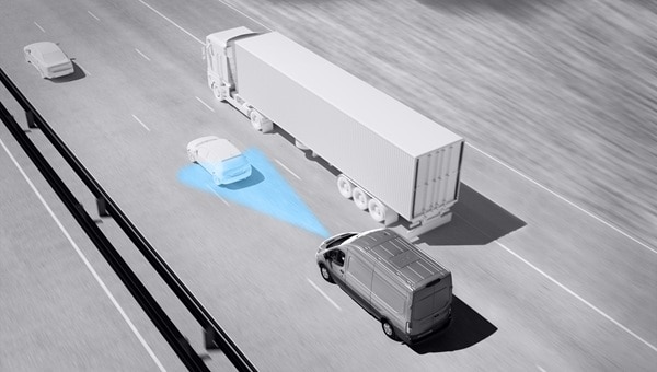 Ford Transit Van en carretera mostrando sistema de asistencia al conductor detectando un vehículo adelante.