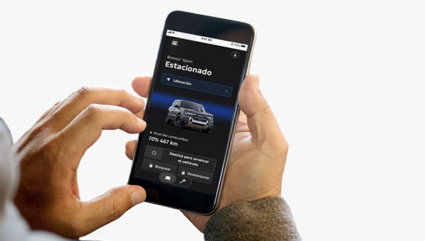 Mano sosteniendo un teléfono con la aplicación Ford App.