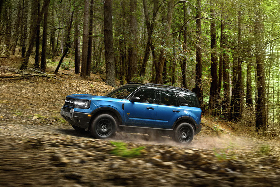 Bronco Sport 2026 azul en ruta.
