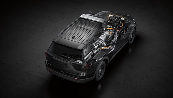Vista aérea de Ford Police Interceptor Utility negra con un corte transversal que revela el motor, la transmisión y otros componentes internos del chasis..