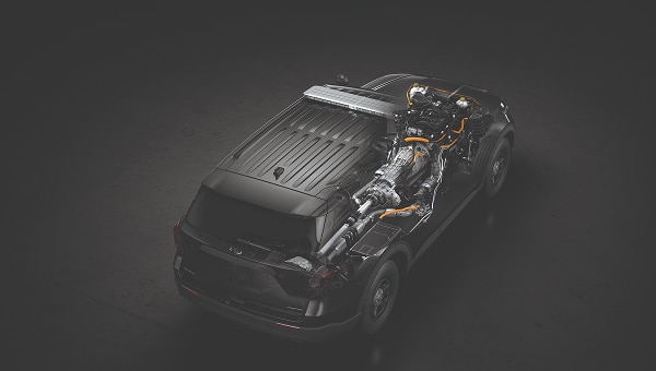 Vista aérea de Ford Police Interceptor Utility negra con un corte transversal que revela el motor, la transmisión y otros componentes internos del chasis.