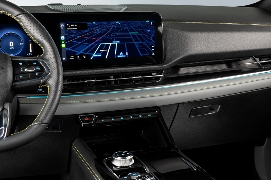 Pantalla digital de 12” con Apple CarPlay y Android Auto.