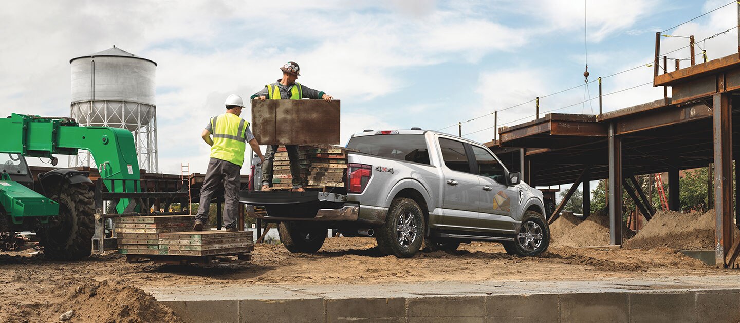 F-150 híbrida blanca en obra de construcción.
